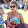 Denise Richards, et ses filles Lola et Eloise Joni soutiennent la plus grande, Sam, lors d'un match de football. 1er octobre 2011, à Los Angeles