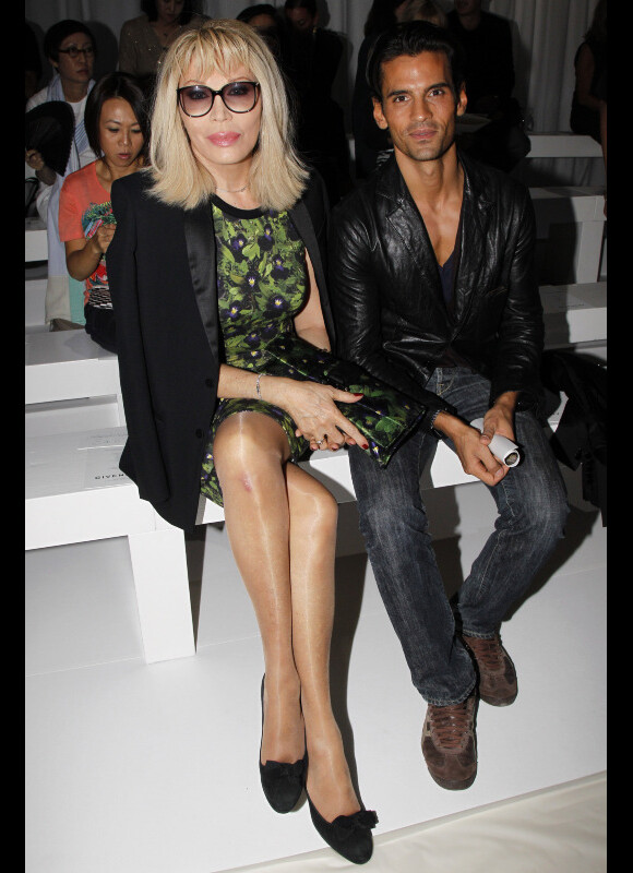 Amanda Lear au défilé printemps-été 2012 de Givenchy lors de la Fashion Week parisienne le 2 octobre 2011