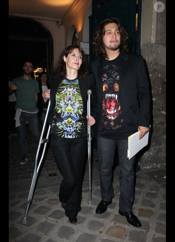 Lulu Gainsbourg et sa maman Bambou au défilé printemps-été 2012 de Givenchy lors de la Fashion Week parisienne le 2 octobre 2011