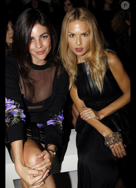 Julia Restoin Roitfeld et Rachel Zoe au défilé printemps-été 2012 de Givenchy lors de la Fashion Week parisienne le 2 octobre 2011
