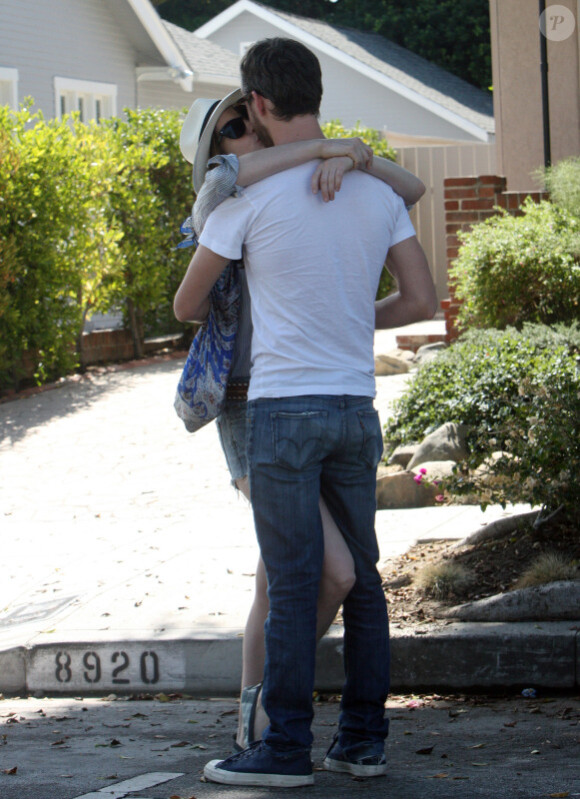 Anne Hathaway embrassant tendrement Adam Schulman en balade à Beverly Hills le 2 octobre 2011