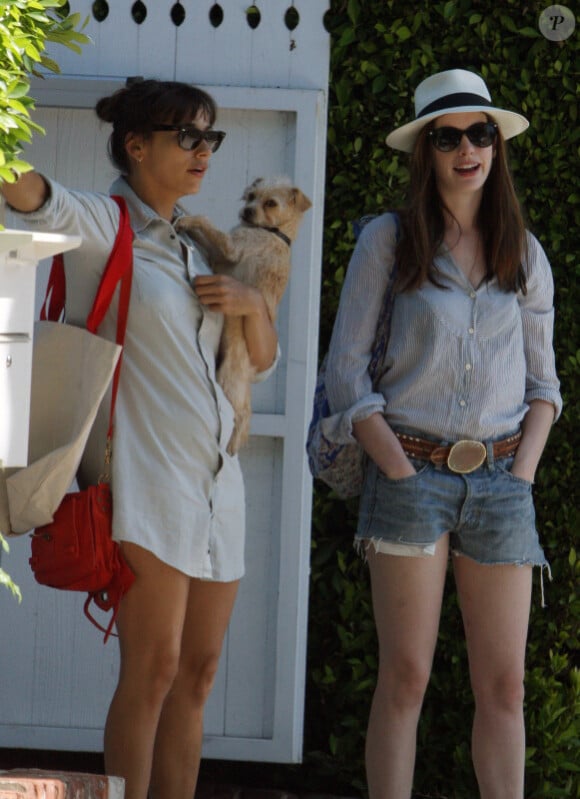 Anne Hathaway et Rashida Jones en balade à Beverly Hills le 2 octobre 2011