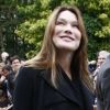 Le Président Nicolas Sarkozy et son épouse Carla Bruni-Sarkozy saluent      les visiteurs venus découvrir le palais de l'Elysée ouvert à   l'occasion    des Journées européennes du patrimoine le 17 septembre   2011