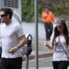 Megan Fox, tête baissé et loin derrière son homme Brian Austin Green le 4 octobre 2011 à Los Feliz en Californie... Tout un symbole ?