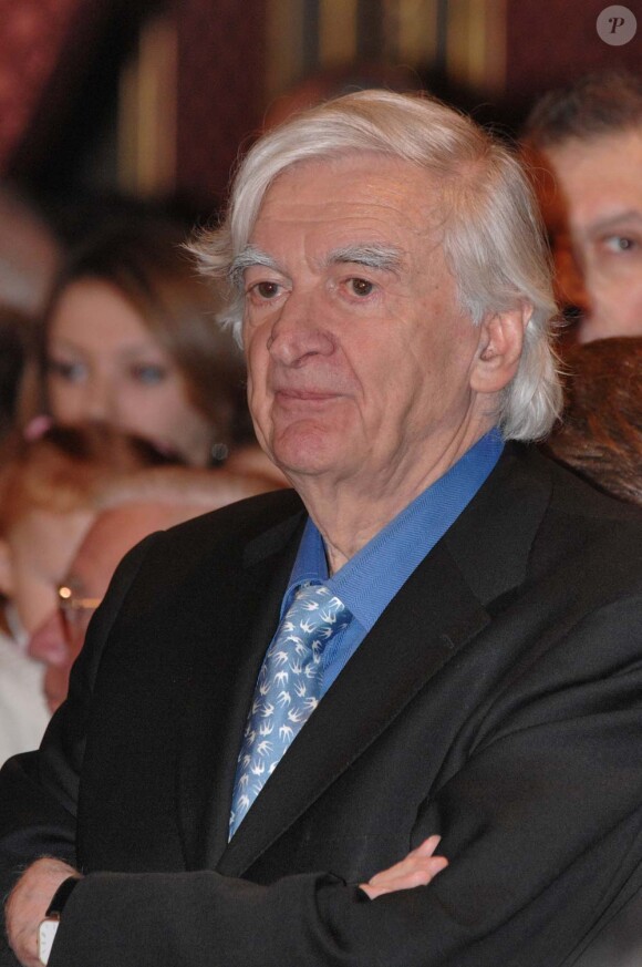 Göksin Sipahioglu devient chevalier de la Légion d'Honneur des mains de Jacques Chirac, à Paris, le 28 mars 2006.