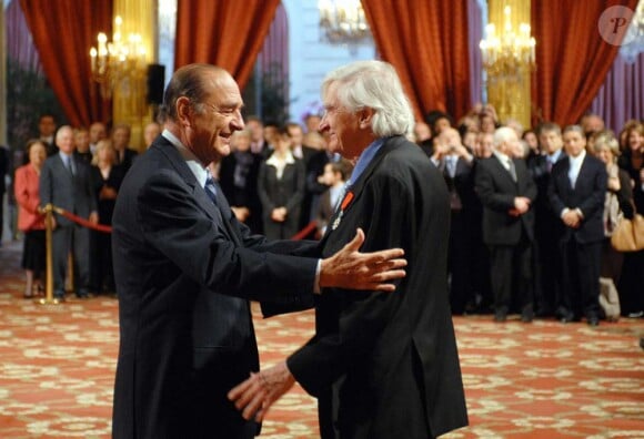 Göksin Sipahioglu devient chevalier de la Légion d'Honneur des mains de Jacques Chirac, à Paris, le 19 janvier 2007.