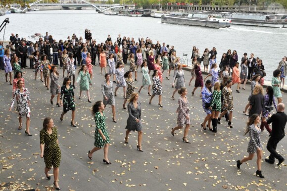 Le flashmob organisé par Diane Von Furstenberg, sur le quai Debilly pour le lancement de son parfum, Diane. Paris, le 5 octobre 2011.