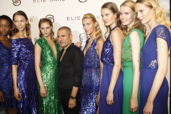 Elie Saab présente sa collection de prêt-à-porter printemps-été 2012 lors de la Fashion Week parisienne le 5 octobre 2011