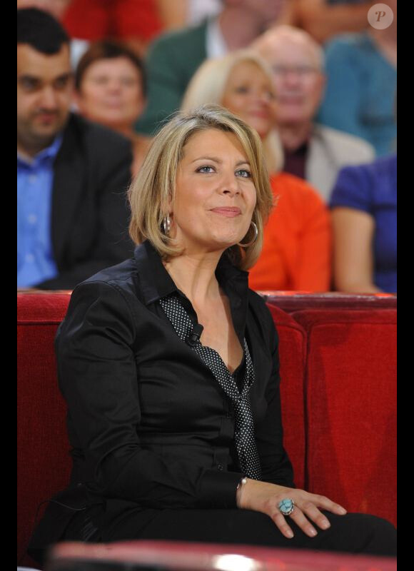 Corinne Delpech durant l'enregistrement de l'émission Vivement Dimanche diffusée le 9 octobre 2011