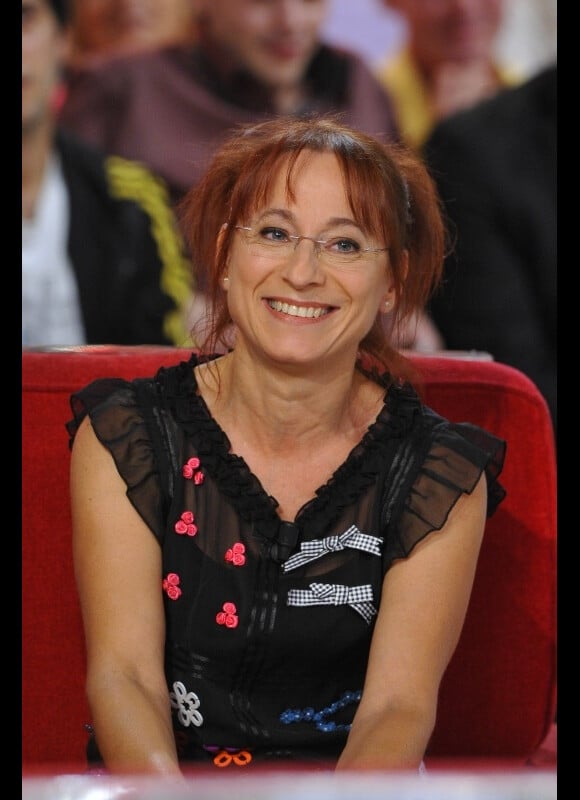 Geneviève Gil durant le tournage de l'émission Vivement Dimanche diffusée le 9 octobre 2011