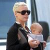 Pink et sa petite Willow, Carey Hart pousse la poussette à New York le 5 octobre 2011