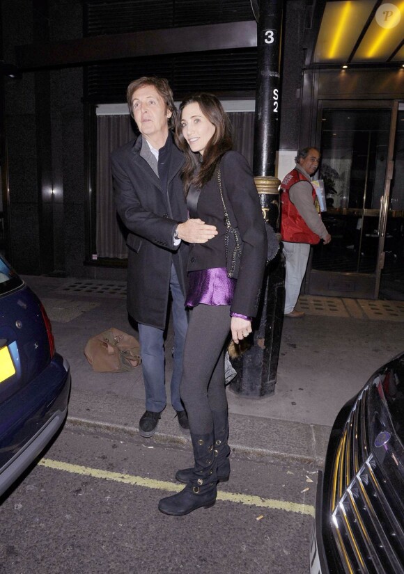 Paul McCartney et Nancy Shevell devant le Cecconi's, dans Mayfair à Londres, le 7 octobre 2011, à 48 heures de leur mariage.