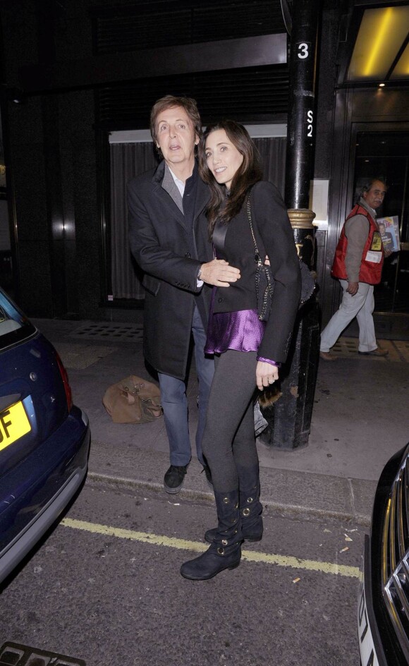 Paul McCartney et Nancy Shevell à la sortie du restaurant Cecconi's, dans Mayfair à Londres, le 7 octobre 2011, à 48 heures de leur mariage.