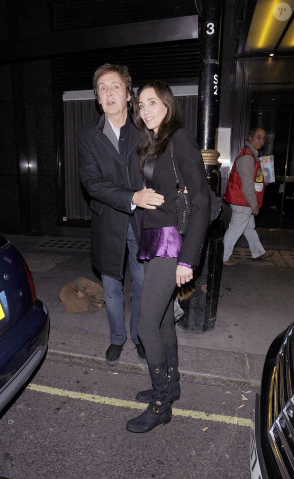 Paul McCartney et Nancy Shevell à la sortie du restaurant Cecconi's, dans Mayfair à Londres, le 7 octobre 2011, à 48 heures de leur mariage.