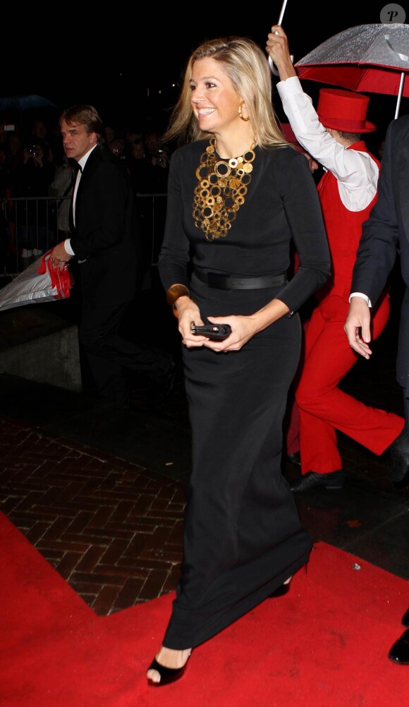 Les royaux néerlandais assistaient vendredi 7 octobre 2011 à la soirée de gala du 40e anniversaire de la compagnie Introdans, dont la reine Beatrix est la marraine. La monarque était accompagné de son fils et héritier le prince Willem-Alexander avec son épouse Maxima.