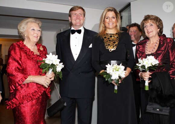 Les royaux néerlandais - la reine Beatrix, son fils le prince Willem-Alexander, la princesse Maxima et la princesse Margriet avec son époux - assistaient vendredi 7 octobre 2011 à la soirée de gala du 40e anniversaire de la compagnie Introdans, dont la reine Beatrix est la marraine. La monarque était accompagné de son fils et héritier le prince Willem-Alexander avec son épouse Maxima.