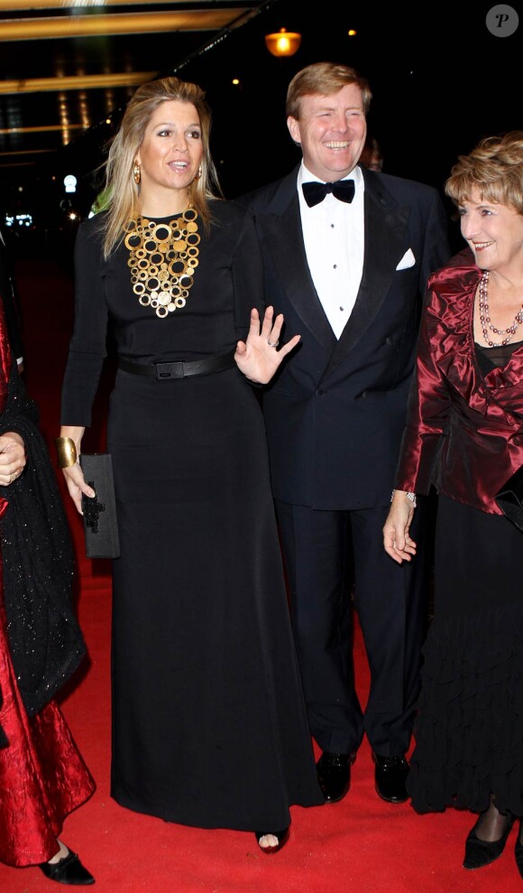 La princesse Maxima et le prince Willem-Alexander assistaient vendredi 7 octobre 2011 à la soirée de gala du 40e anniversaire de la compagnie Introdans, dont la reine Beatrix est la marraine. La monarque était accompagné de son fils et héritier le prince Willem-Alexander avec son épouse Maxima.