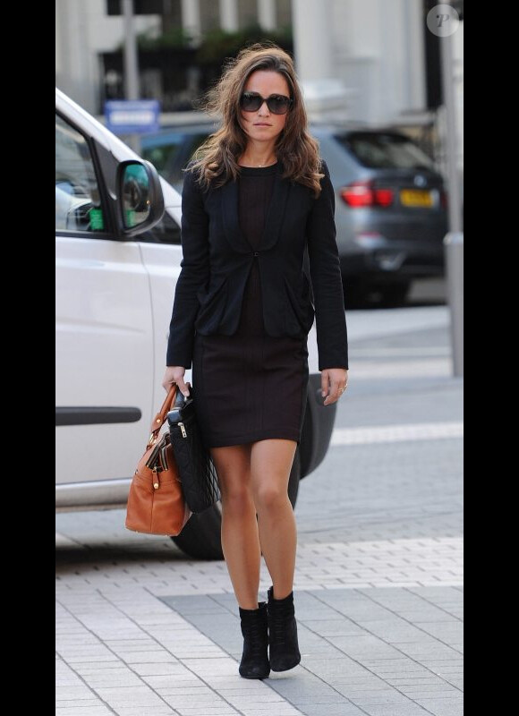 Pippa Middleton affiche son style en se rendant au travail. Londres, 10 octobre 2011