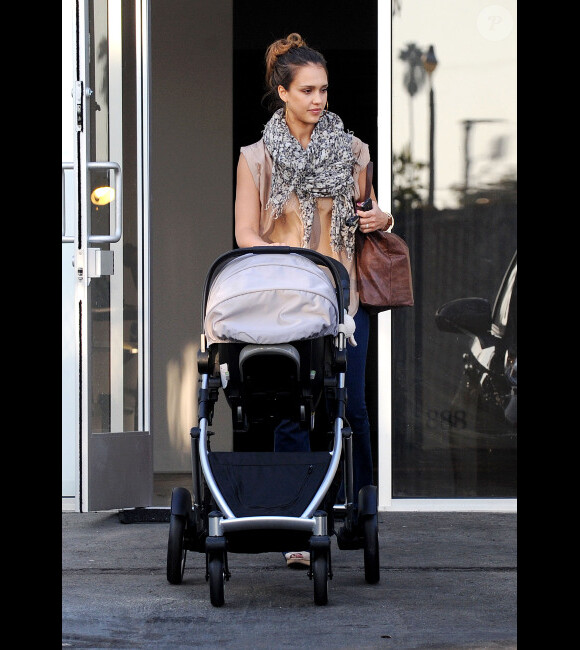 Jessica Alba à Santa Monica, est allée rendre visite à son époux Cash Warren le 10 octobre 2011