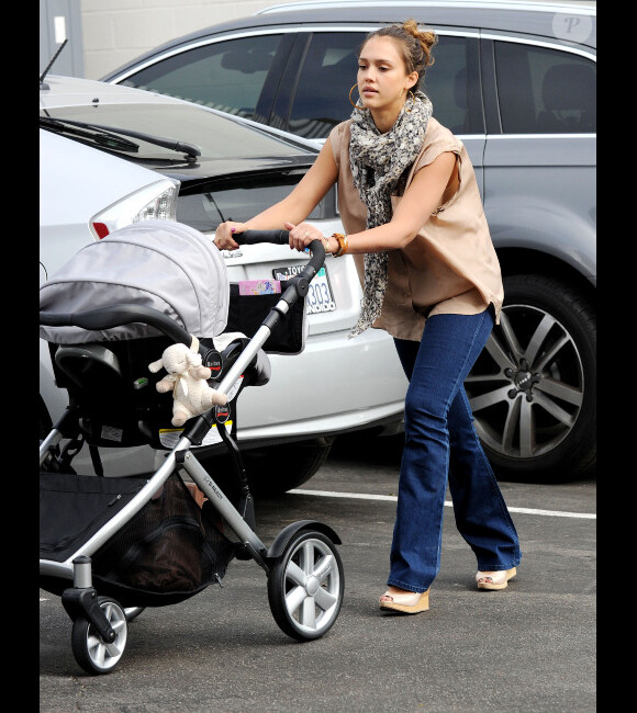 Jessica Alba a emmené sa fille Haven à Santa Monica, pour rendre visite à son époux Cash Warren le 10 octobre 2011