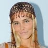 Isabel Lucas adopte un look de fashionista qu'elle booste à merveille avec un bijou de cheveux. Sydney, 11 octobre 2011
