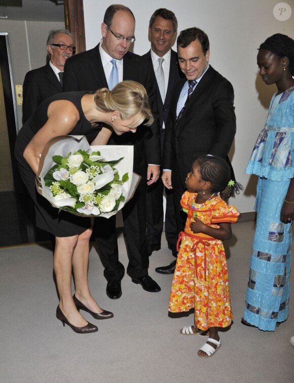 Albert et sa femme Charlene de Monaco rencontrent une jeune patiente lors de la conférence du Monaco Collectif Humanitaire, le mardi 11 octobre 2011.