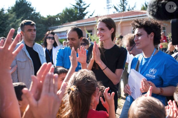 Angelina Jolie et des réfugiés syriens à la frontière turque en juin 2011