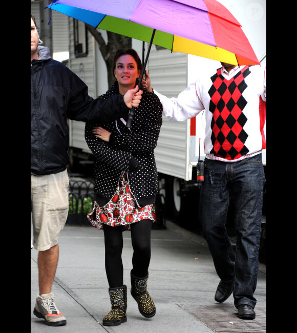 La jolie Leighton Meester rayonne sur le tournage de la cinquième saison de la série Gossip Girl le 12 octobe 2011