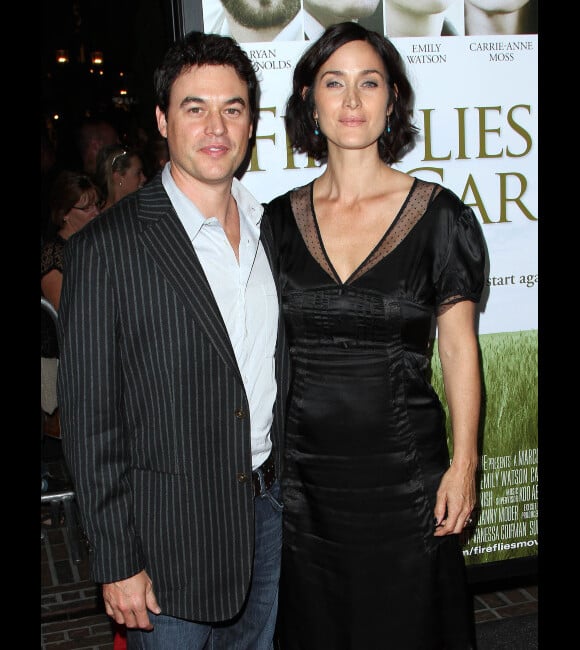 Carrie-Anne Moss et son mari lors de l'avant-première du film Fireflies in the Garden à Los Angeles le 12 octobre 2011