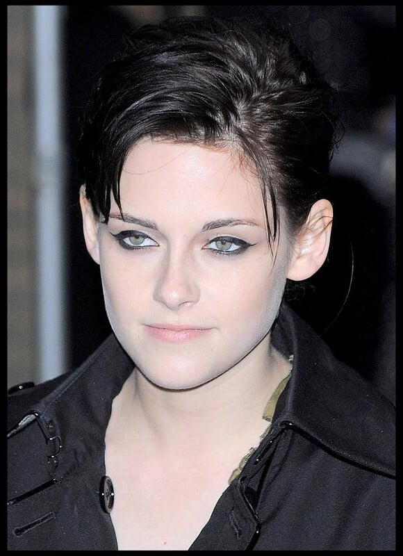 Kristen Stewart opte pour un effet gothique avec un teint diaphane et un imposant trait d'eye-liner noir. 19 septembre 2009