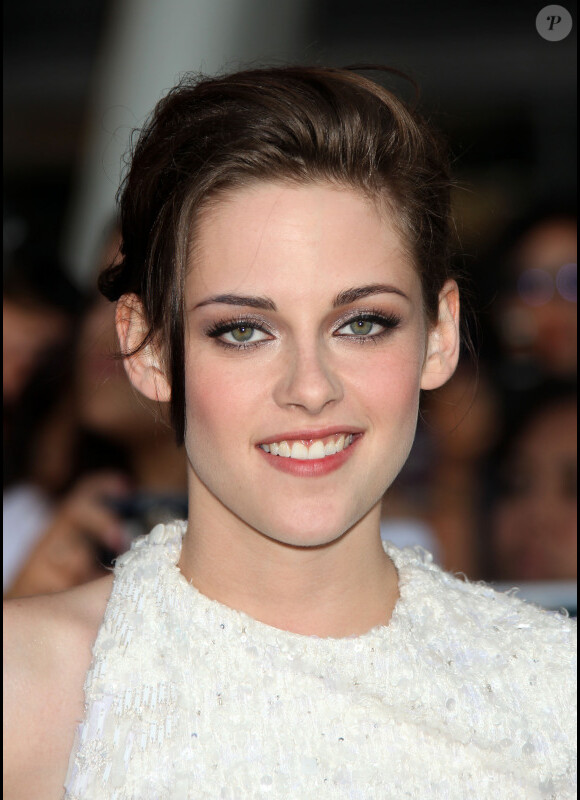 Kristen Stewart se mue en icône glamour avec un parfait maquillage de star. 24 juin 2010