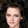 Kristen Stewart mise tout sur la coiffure aérienne ! Côté maquillage, l'actrice souligne ses yeux verts avec du fard à paupières brun. 16 novembre 2009