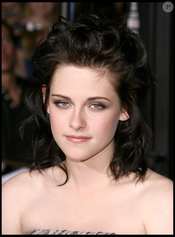 Kristen Stewart mise tout sur la coiffure aérienne ! Côté maquillage, l'actrice souligne ses yeux verts avec du fard à paupières brun. 16 novembre 2009