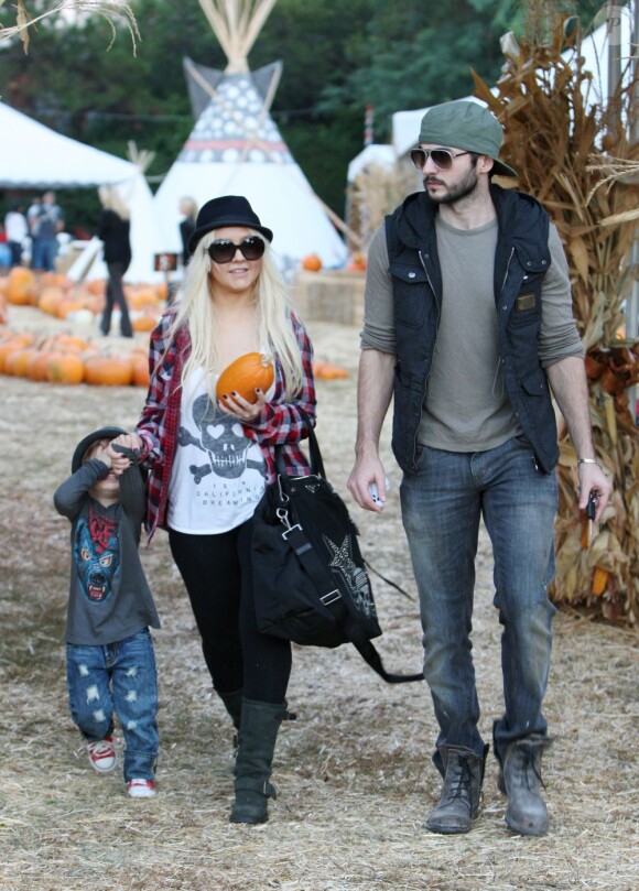 Christina Aguilera, son fils Max Liron et son compagnon Matt Rutler chez Mr Bones Pumpkin Patch, le 14 octobre 2011.