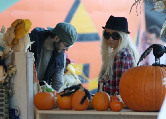 Christina Aguilera qui a bien grossi, son fils Max Liron et son compagnon Matt Rutler chez Mr Bones Pumpkin Patch, le 14 octobre 2011.