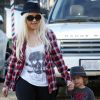 Christina Aguilera bien ronde, son fils Max Liron et son compagnon Matt Rutler chez Mr Bones Pumpkin Patch, le 14 octobre 2011.