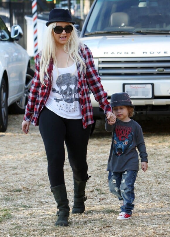 Christina Aguilera bien ronde, son fils Max Liron et son compagnon Matt Rutler chez Mr Bones Pumpkin Patch, le 14 octobre 2011.