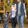 Christina Aguilera qui a beaucoup grossi, son fils Max Liron et son compagnon Matt Rutler chez Mr Bones Pumpkin Patch, le 14 octobre 2011.