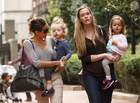 Sarah Jessica Parker emmène ses filles Tabitha et Marion à l'école, à New York, le 14 octobre 2011