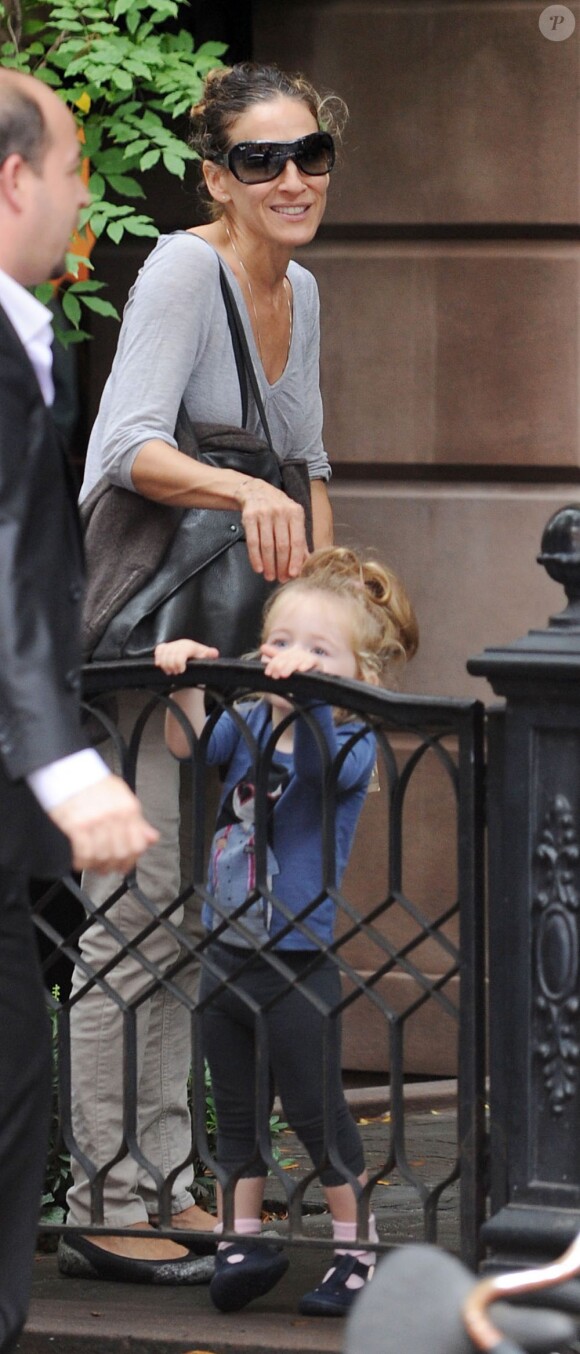 Sarah Jessica Parker rentre chez elle, après avoir été récupéré ses filles à l'école, le 14 octobre 2011.
