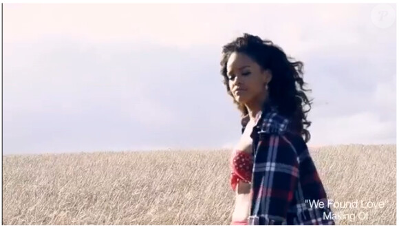 Extrait du making of du clip We Found Love. Rihanna tourne dans un champ en Irlande.