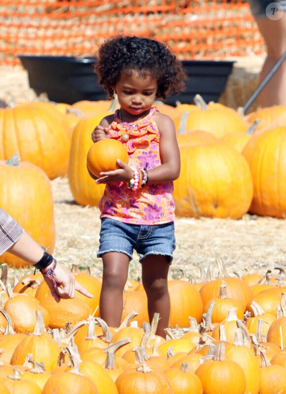 La fille de Lou, Heidi Klum et Seal, chez Mr Bones Pumpkin Patch à Los Angeles le 15 octobre 2011
