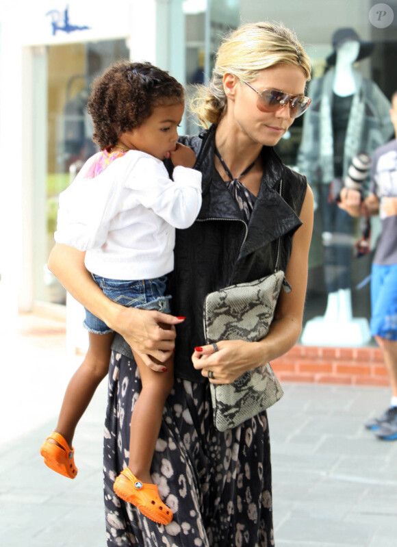 Heidi Klum portant sa fille Lou chez Mr Bones Pumpkin Patch à Los Angeles le 15 octobre 2011