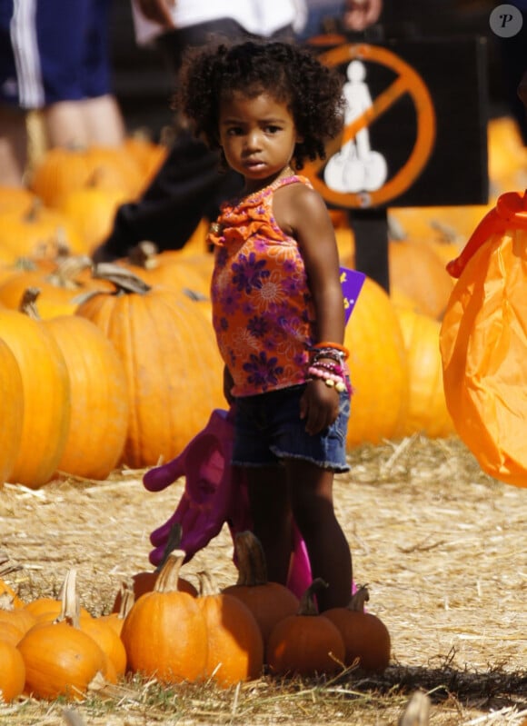 La dernière fille de Heidi Klum et Seal, Lou, chez Mr Bones Pumpkin Patch à Los Angeles le 15 octobre 2011