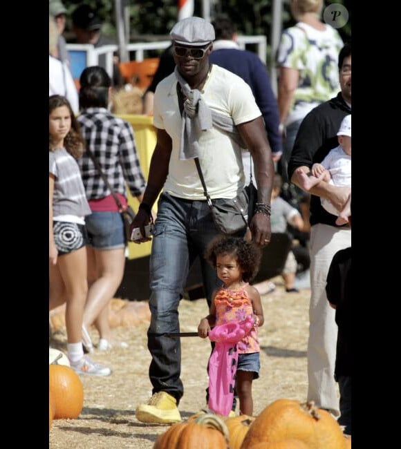 Seal s'amuse avec sa fillette Lou chez Mr Bones Pumpkin Patch à Los Angeles le 15 octobre 2011