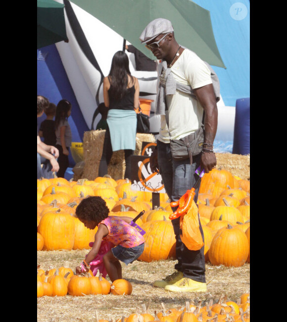 Seal avec sa fille Lou chez Mr Bones Pumpkin Patch à Los Angeles le 15 octobre 2011