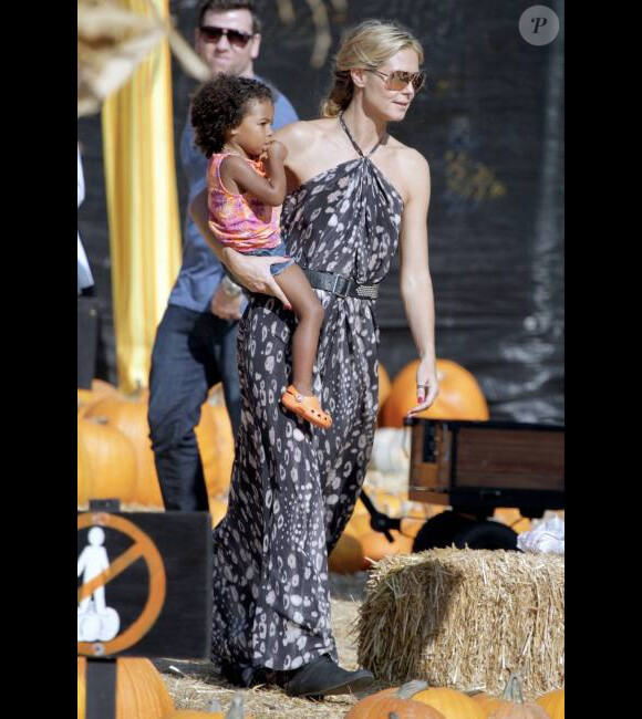 Heidi Klum s'amuse avec sa fille Lou chez Mr Bones Pumpkin Patch à Los Angeles le 15 octobre 2011