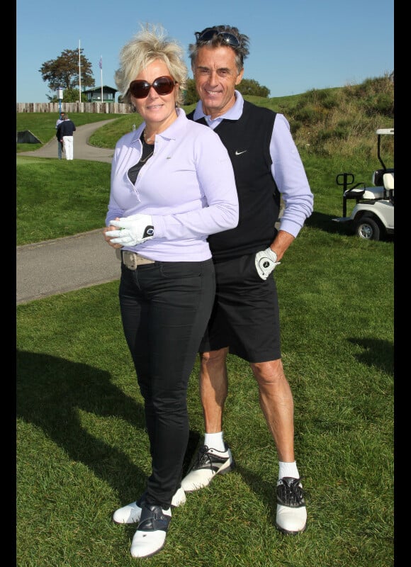 Gérard Holtz et Marie Allwright ( son ex compagne, avec qui il est resté très ami)  lors du trophée Novotel des personnalités au golf à Guyancourt le 15 octobre 2011