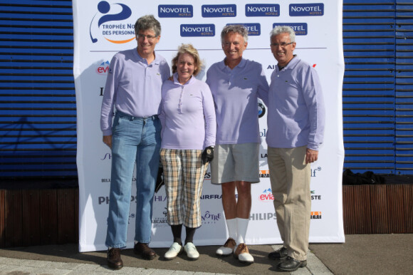 Philippe et Claire Doucet, Nelson Monfort et Guy Vassel lors du trophée Novotel des personnalités au golf à Guyancourt le 15 octobre 2011