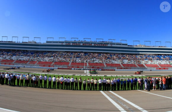 Les officiels et les écuries redent hommage au pilote Dan Wheldon aprèsl'accident qui lui a coûté la vie le 16 octobre 2011 à Las Vegas